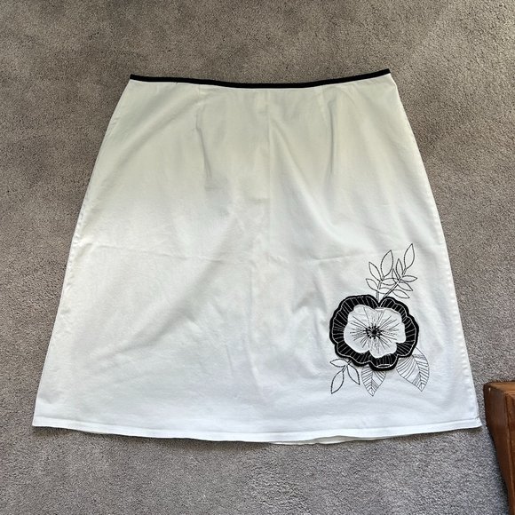 Style & Co. 20W White Skirt with Decorative Flower - Picture 1 of 7